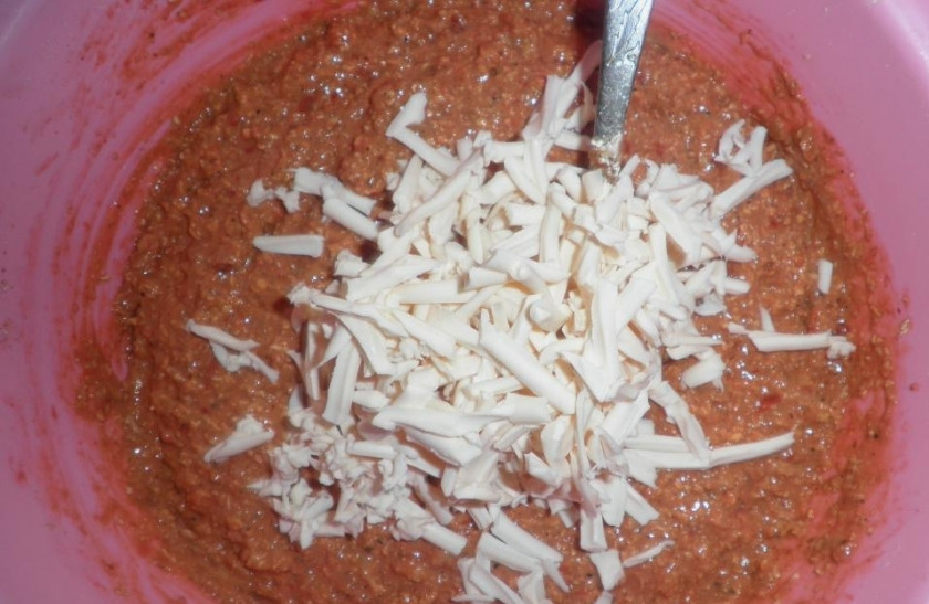 1. Этап. Печеночные котлеты в духовке: Добавляем тертый сыр и специи.