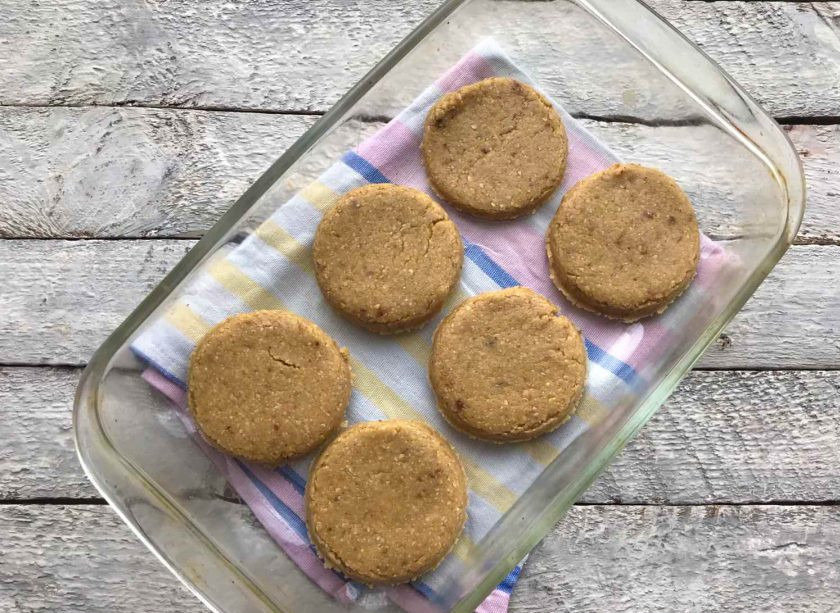 1. Этап. Овсяное печенье на сливочном масле: Тесто раскатайте на сухой поверхности, вырежьте круги одинакового размера. Возьмите жаропрочную форму, выложите на нее заготовки и отправьте в предварительно разогретую духовку до 190 градусов на 15 минут.