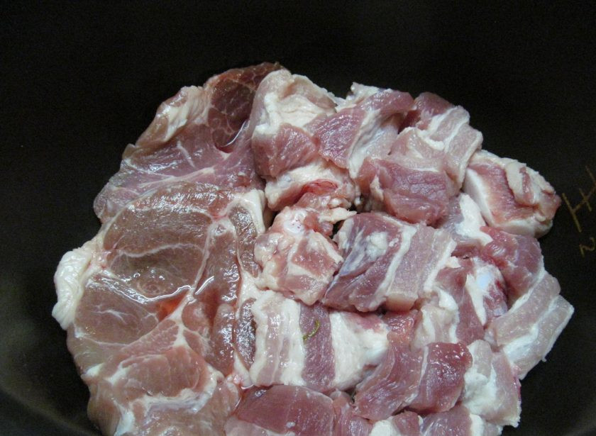 1. Этап. Рийет из свинины: Выложите в чашу мультиварки, влейте воду.