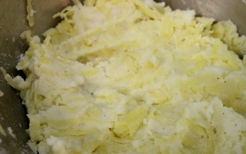 1. Этап. Картофельные пампушки: 1. Заранее приготовьте картофельное пюре привычным для вас способом. Очистите кожуру с 4-х клубней картофеля, натрите их на крупной терке. Соедините с картофельным пюре.