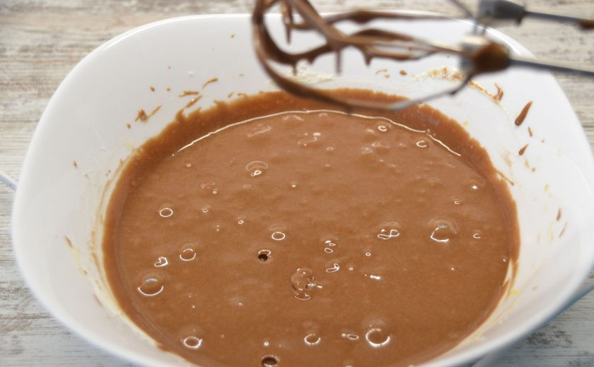 1. Этап. Брауни с малиной: Всыпьте мучную смесь в миску, замесите миксером тесто.