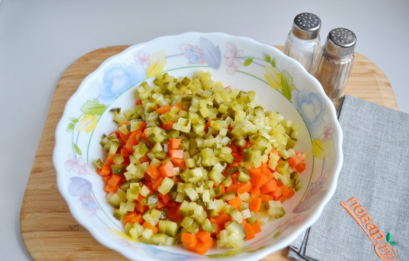 1. Этап. Русский салат Оливье: 4. Огурцы порежьте мелкими кубиками. Если огурцы крупные, то 4 штук будет достаточно, если мелкие - положите 5 штук.