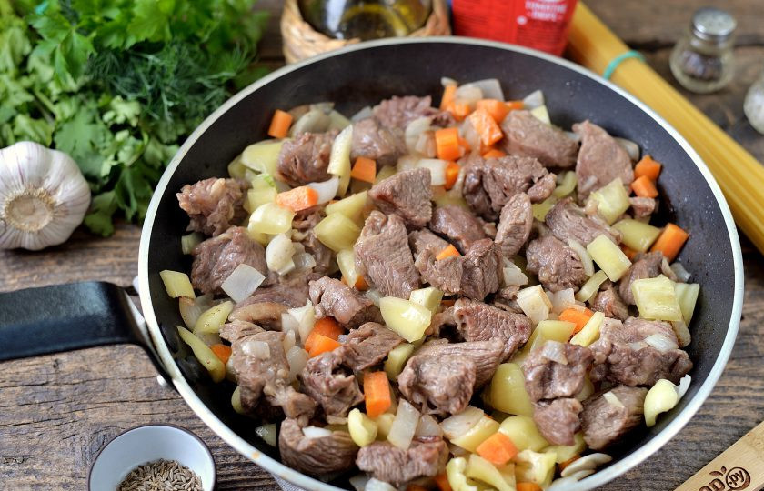 1. Этап. Вкусный лагман: Почистите болгарский перец от семечек, нарежьте его и морковь также небольшим кубиком, добавьте к мясу. Обжарьте содержимое сковороды минут 5 на умеренном огне.