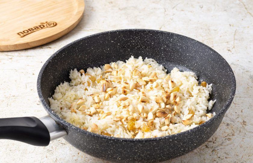 1. Этап. Рис с миндалем и изюмом: Добавьте миндаль и перемешайте. Снимите рис плиты.