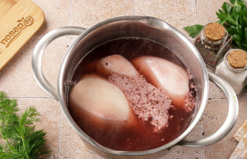 1. Этап. Салат с кальмаром, креветками и огурцом: Кальмаров опустите в кипящую воду на 1-1,5 минуты. Шкурка почти сама вся сойдёт. Затем сразу же достаньте и переложите в ледяную воду остывать.