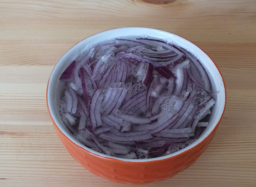 1. Этап. Салат Мужские слезы с говядиной: Залейте лук крутым кипятком, оставьте на 5 минут. После воду слейте и опять залейте кипятком. Оставьте еще на 5 минут.