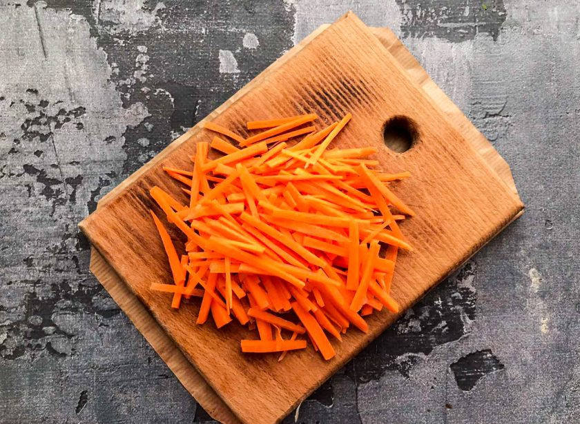 1. Этап. Баклажаны с морковью и болгарским перцем: Морковь хорошо помойте, почистите и нарежьте соломкой.