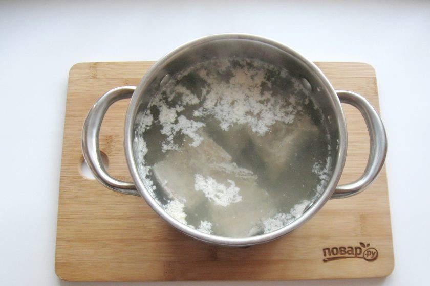 1. Этап. Уха прозрачная: Доведите до кипения, огонь убавьте до минимального и снимите пену. Варите скумбрию 20-25 минут.