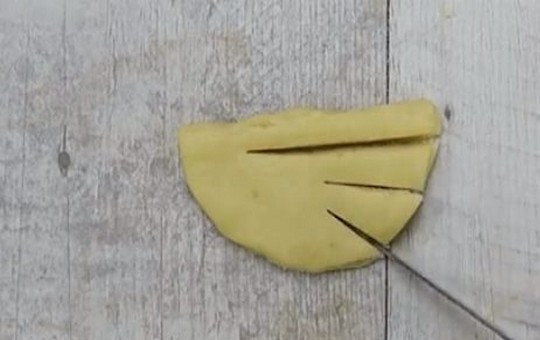 1. Этап. Песочное печенье Лебеди: 5. Сделайте 3 надреза, как на фото.