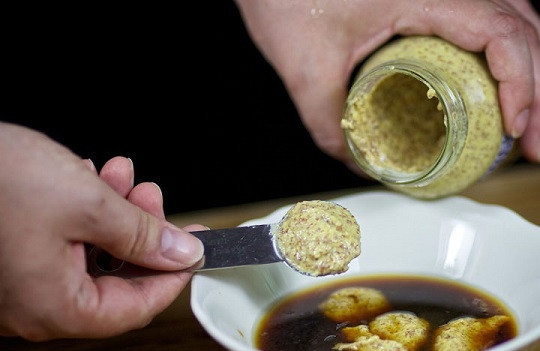 1. Этап. Cоус для лосося: 3. И мягкую дижонскую горчицу (в зернах).