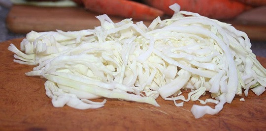 1. Этап. Диетический борщ: 5. Конечно, главный ингредиент борща - это капуста. Ее нужно мелко нашинковать.