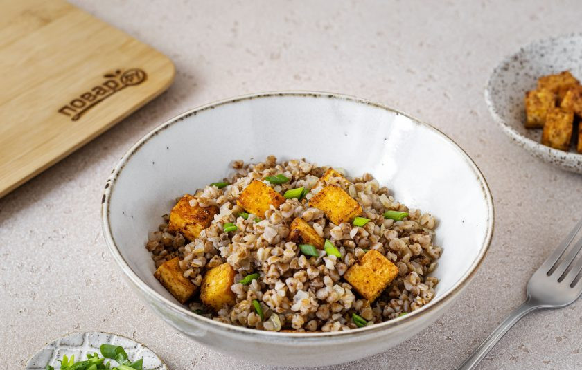 1. Этап. Гречка с тофу: Соедините гречку, жареный лук и тофу. Добавьте мелко нарезанный зеленый лук. Приятного аппетита!