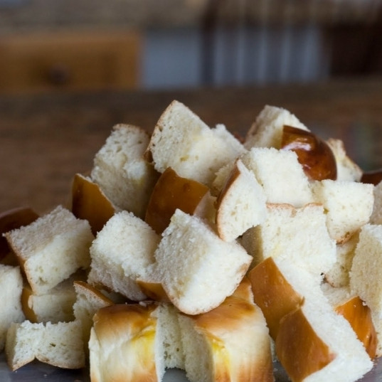 1. Этап. Французский хлебный пудинг с ягодами: Хлеб нарезаем кубиками стороной примерно 2 см.