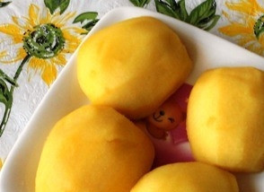 1. Этап. Творожное тесто с яблоками: Чтобы яблоки пропеклись, их необходимо предварительно немного отварить. Для этого возьмите кастрюлю, закипятите в ней воду и опустите половинки на пять минут. Достаньте, остудите и обсушите фрукты.