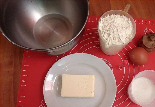 1. Этап. Пирожное Ноябрь: Готовим продукты для теста. Масло должно быть мягкое. Выньте его раньше из холодильника.