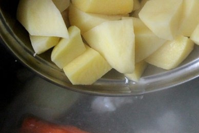 1. Этап. Манный суп: Картошку нарезаем небольшими кубиками и отправляем в кастрюлю.