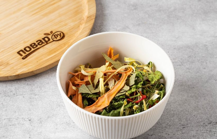 1. Этап. Сухой овощной бульон: Все овощи и зелень высушите до хруста. Зелень сушится 5-7 часов, овощи 12-16 часов. Затем соедините все овощи и зелень вместе, добавьте лавровый лист. Измельчите блендером или в кофемолке до состояния порошка.