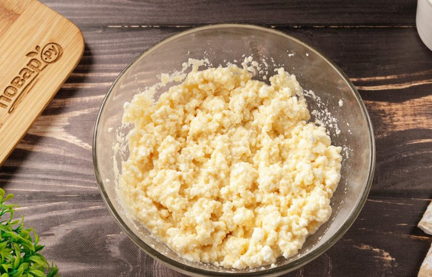 1. Этап. Заливной пирог на кефире с творогом: Перемешайте. Если начинка слишком жидкая, то добавьте манку или муку. Масса должна быть такой консистенции, чтобы из неё можно было сформировать шарики. Слишком густым творог не делайте.