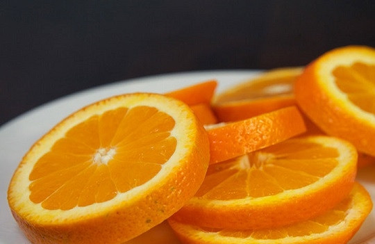 1. Этап. Запеченная курочка в духовке: 2. Апельсины вымойте, немного обсушите и нарежьте колечками.