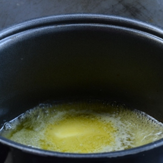 1. Этап. Банановый фостер: Сливочное масло растопить в кастрюльке на среднем огне.