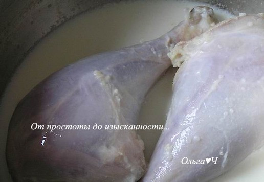 1. Этап. Индейка в сливочном соусе с овощами: Голени индейки (без кожи) поместите в кастрюлю, залейте сливками, доведите до кипения.