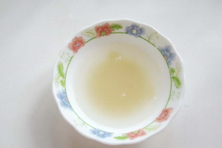 1. Этап. Мармелад из абрикосов на агар-агаре: Агар-агар залейте стаканом теплой воды. Дайте постоять 10-15 минут. После поставьте на огонь и постоянно помешивая доведите до полного растворения.