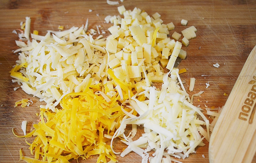 1. Этап. Хрустящий сырный картофель: 2. Подготовьте сыры: натрите и нарежьте их.