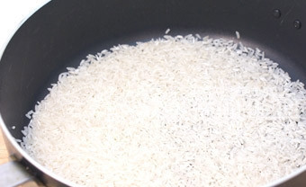 1. Этап. Котлеты из консервов с рисом: 1. Рис промываем, засыпаем в толстодонную сковороду и заливаем водой (1 стакан). Когда вода закипит, накрываем сковороду крышкой и тушим рис на маленьком огне до готовности. Солим, когда рис будет почти готов.