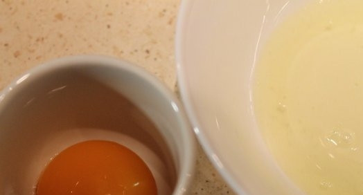 1. Этап. Гоголь-моголь на пасху: Для начала мы отделаем желтки от белков и ставим белки в холодильник на несколько минут.