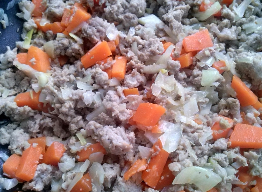 1. Этап. Макароны с фаршем и сыром: Морковь нарежьте мелкими кубиками и обжарьте с фаршем.