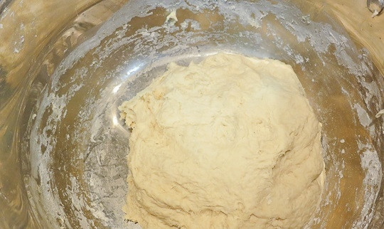 1. Этап. Беляши Советские: 3. Добавьте муку порционно и замесите тесто, накройте его полотенцем и оставьте на 1-2 часа.