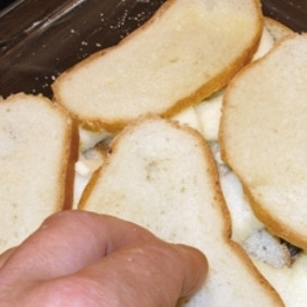 1. Этап. Яблоки, запеченные с черствым хлебом: Повторяем выкладывать аналогичные слои вплоть до тех пор, пока не закончатся ингредиенты. Верхним должен быть слой яблок.