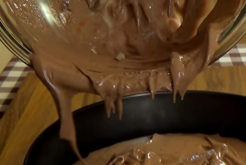 1. Этап. Брошенный бисквит: 4. Дно разъемной формы диаметром 24 см застелите бумагой для выпечки. Выложите тесто в форму и прокрутите ее по часовой стрелке три раза, чтобы тесто равномерно распределилось.