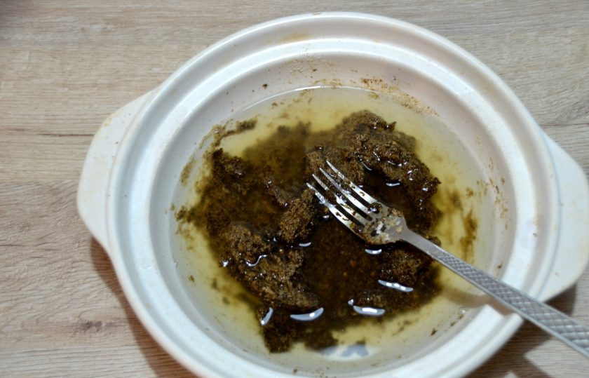 1. Этап. Хлеб Земгальский: Добавьте 100 мл. теплой воды, смешайте.