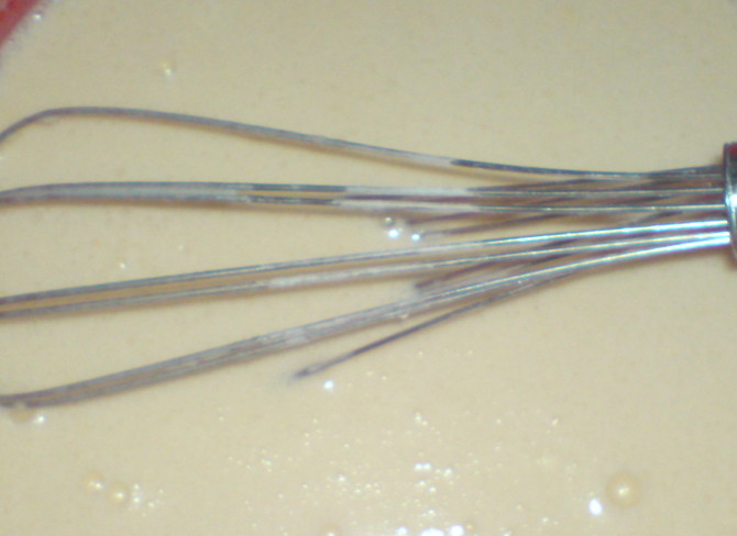 1. Этап. Блинчики с творожной массой: В миску разбиваем яйца, добавляем соли и сахара. Взбиваем до пенки. Постепенно, постоянно помешивая, добавляем в массу молоко, муку, крахмал, и растапливаем сливочное масло. Гораздо быстрее тесто готовится в блендере. Последним ингредиентом будет растительное масло.