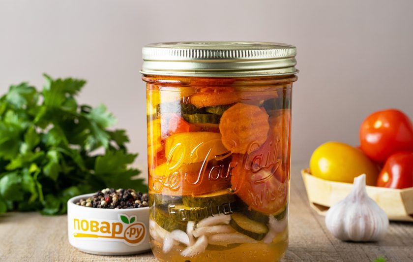 1. Этап. Салат «Лето в банке»: После закатайте банку, переверните вверх дном и оставьте так до полного остывания. Затем банку можно убрать на хранение в прохладное место. Салат «Лето в банке» готов!