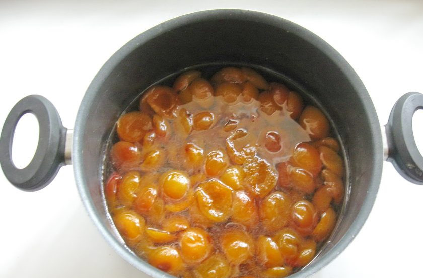 1. Этап. Абрикосовое варенье с ванилью: Через 5-6 часов добавьте в кастрюлю ванильный сахар и снова проварите варенье на небольшом огне 15-20 минут. Разложите в стерилизованные банки и закатайте крышками.