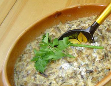 1. Этап. Шампиньоны в мультиварке: Готовые шампиньоны разложить по тарелкам. Можно посыпать зеленью. Приятного аппетита!