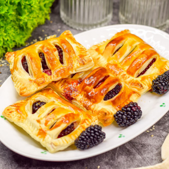 Слойки с ежевикой