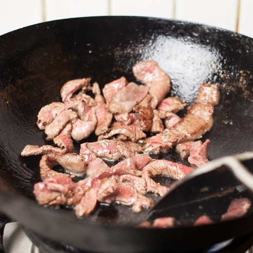 1. Этап. Говядина с брокколи: В воке разогреваем оставшееся масло. В разогретое масло выкладываем говядину. Обжариваем на очень быстром огне. Перемешивать нужно постоянно, иначе сгорит.