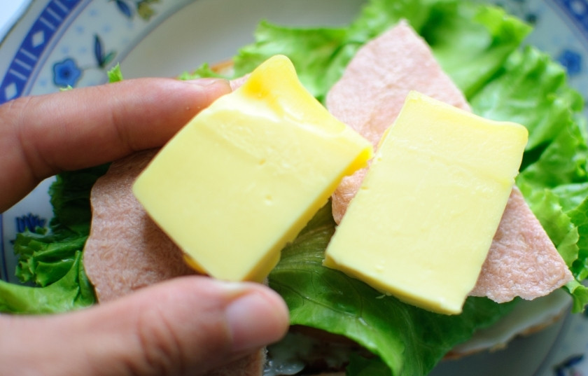 1. Этап. Сэндвич с колбасой: Затем сыр.