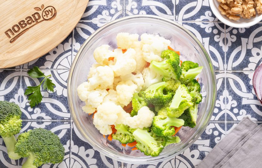 1. Этап. Салат из моркови, брокколи и цветной капусты: Добавьте брокколи и цветную капусту.