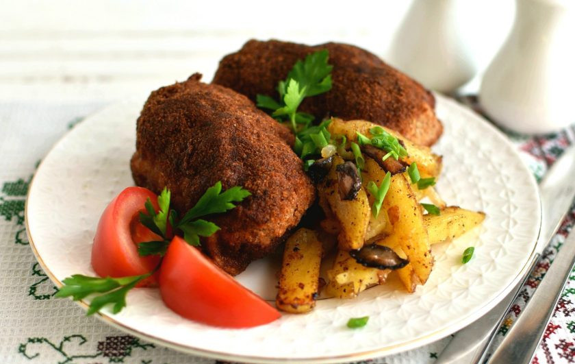 1. Этап. Зразы Беловежские: Подавать зразы можно просто с тертым хреном. Но для большей аутентичности я подала на гарнир картошечку с грибами. Приятного аппетита!