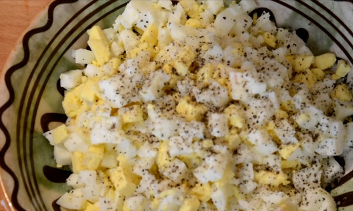 1. Этап. Жареные пирожки с яйцом, луком и зеленью: 4. Яйца отварите вкрутую и остудите. Нарежьте кубиками, поперчите и посолите.