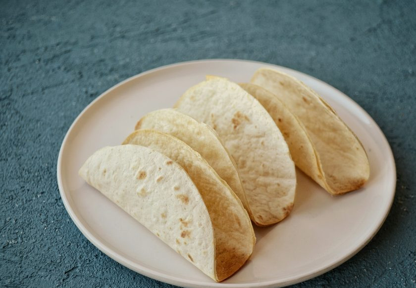 1. Этап. Тако с фасолью: После этого лепешки станут хрустящими и будут держать форму.