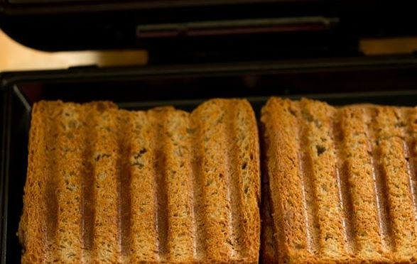 1. Этап. Горячие бутерброды с шампиньонами: Поместите хлеб в тостерницу и запекайте до золотистой хрустящей корочки. Приятного аппетита!