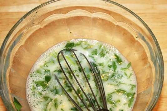 1. Этап. Яичница с бананом: Добавьте зелень и перемешайте.