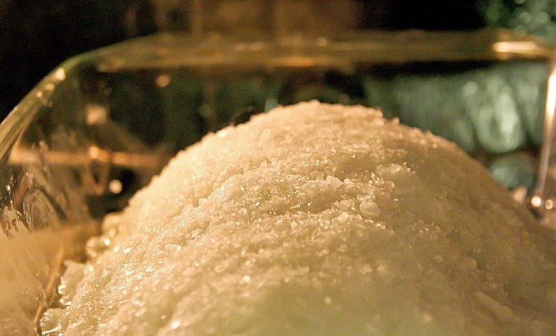 1. Этап. Сибас в соли: 6. Отправляю форму в заранее разогретый до 200 градусов духовой шкаф на 40-60 минут.