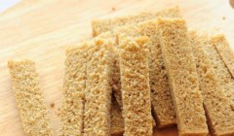 1. Этап. Гренки с чесноком и яйцом: У ржаного хлеба отрезаем корки с четырех сторон и режем хлеб на брусочки.