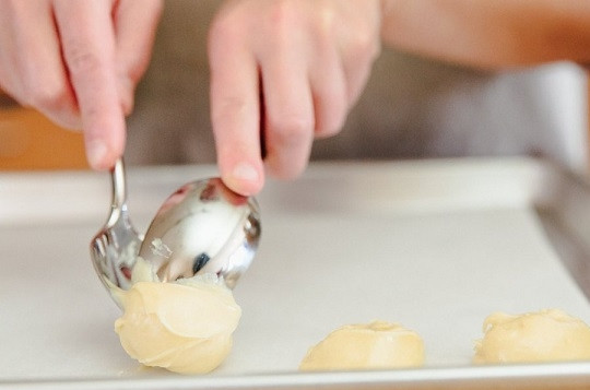 1. Этап. Шу: 5. Противень застелите пергаментом, выкладывайте тесто ложкой.